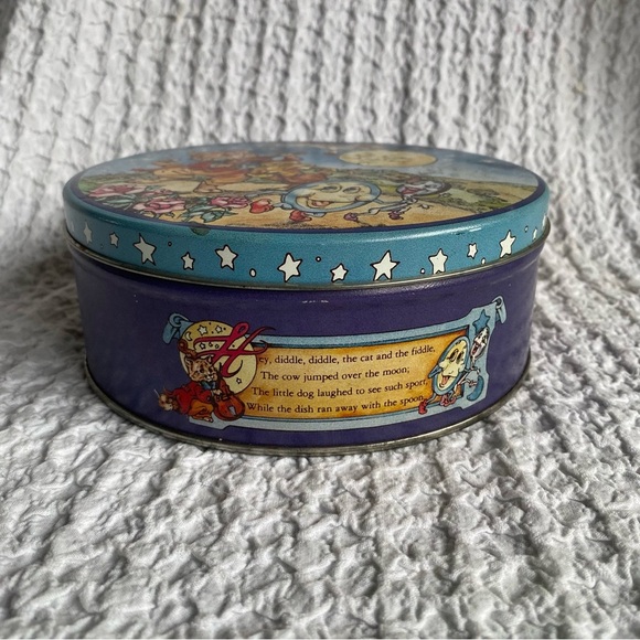Vintage cookie tin Nursey Rhymes Hey Diddle Diddle The cow jumps over the moon - Picture 2 of 9